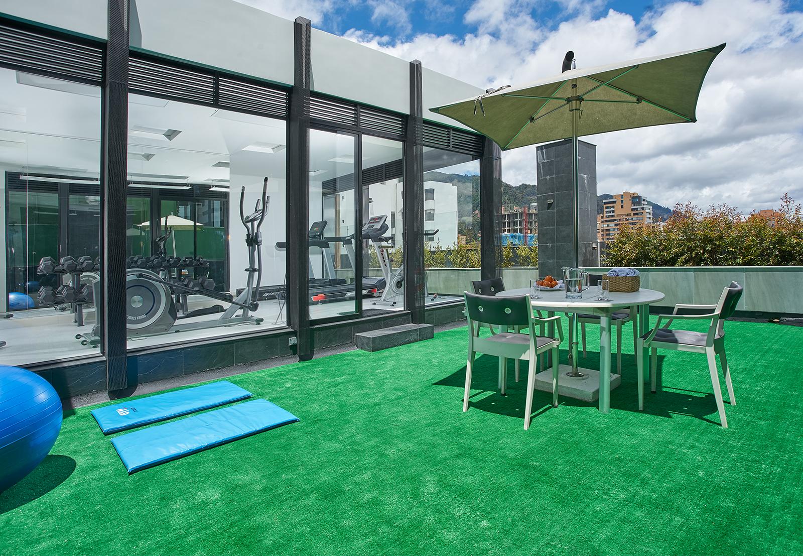 Hotel 100 Luxury Suites By Preferred Богота Экстерьер фото Rooftop gym