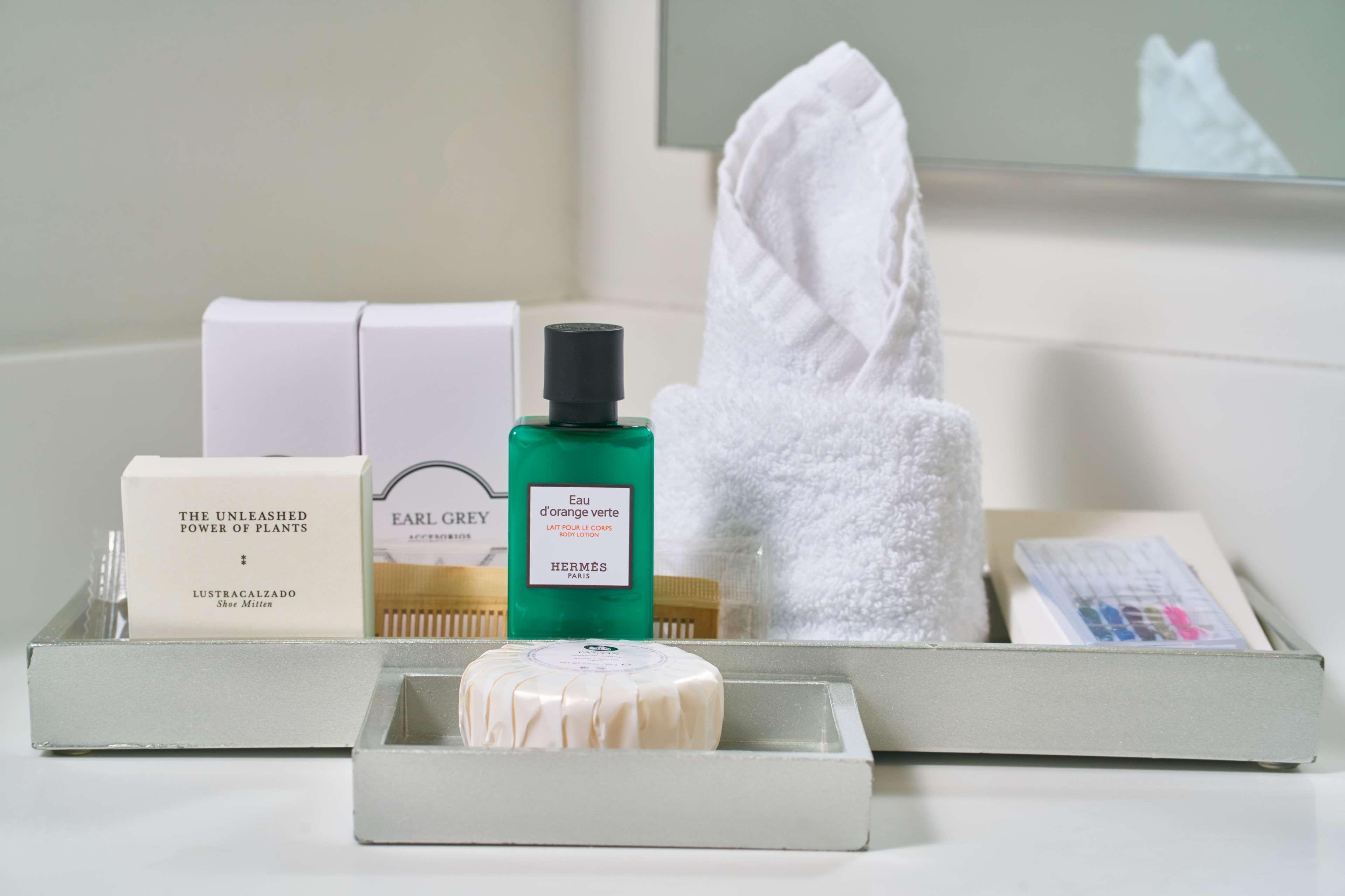 Hotel 100 Luxury Suites By Preferred Богота Экстерьер фото A selection of toiletries