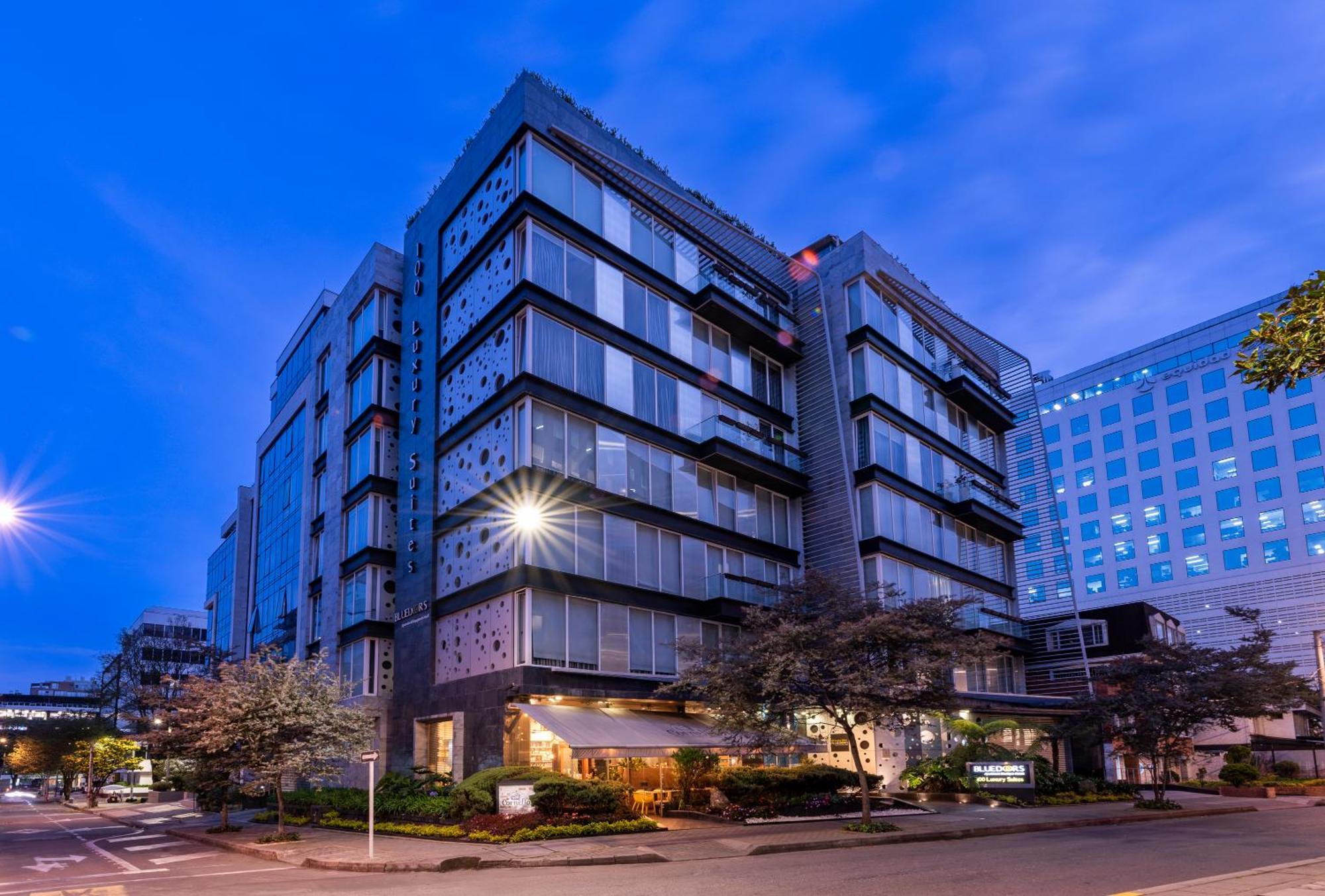 Hotel 100 Luxury Suites By Preferred Богота Экстерьер фото The hotel at night
