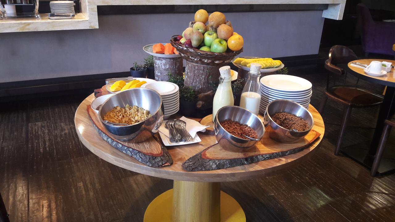 Hotel 100 Luxury Suites By Preferred Богота Экстерьер фото A selection of breakfast cereals